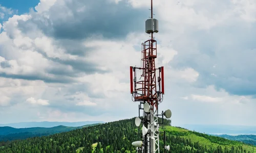 telecommunication-transmitter-tower-with-antennas-2022-01-29-09-09-47-utc